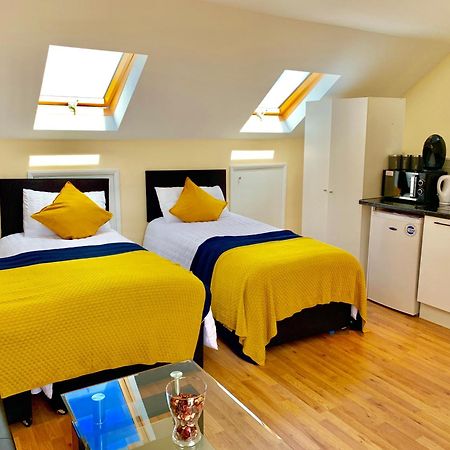 London Studio Apartments, Private Bathroom, Kitchenette, Parking, Np7 Esterno foto