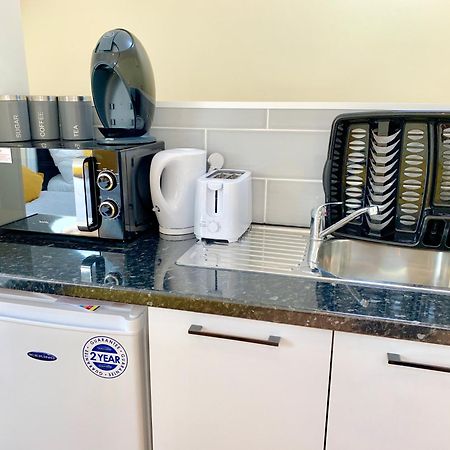London Studio Apartments, Private Bathroom, Kitchenette, Parking, Np7 Esterno foto