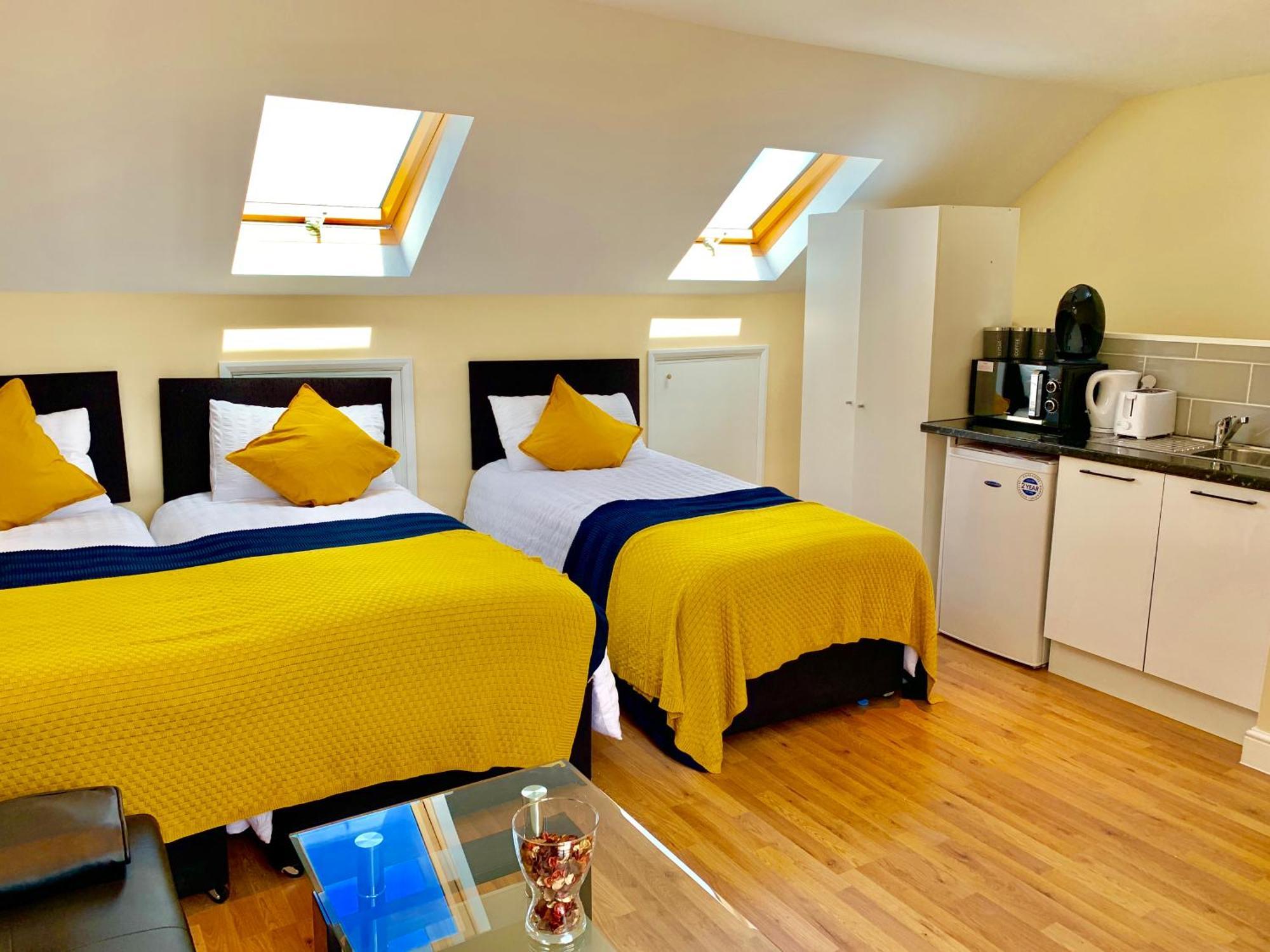 London Studio Apartments, Private Bathroom, Kitchenette, Parking, Np7 Esterno foto