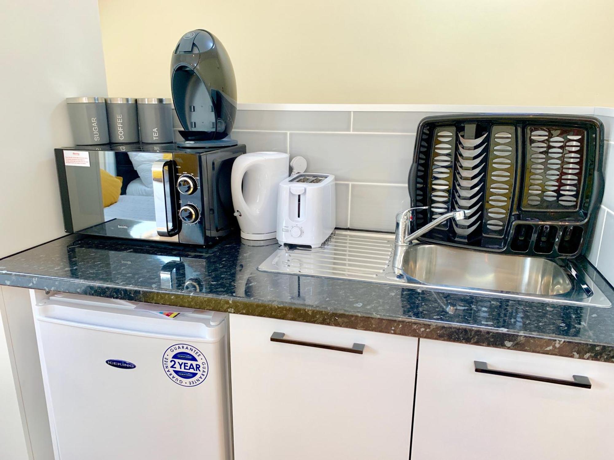 London Studio Apartments, Private Bathroom, Kitchenette, Parking, Np7 Esterno foto
