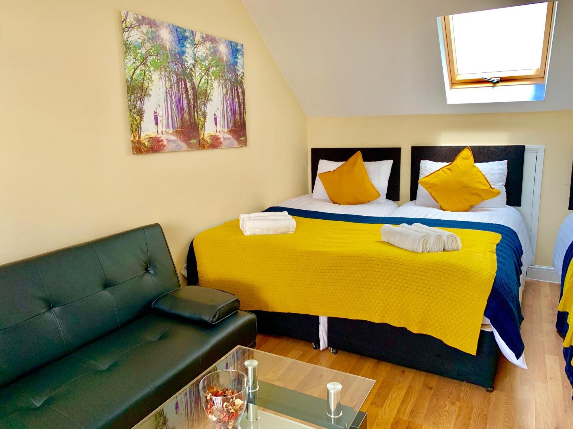 London Studio Apartments, Private Bathroom, Kitchenette, Parking, Np7 Esterno foto
