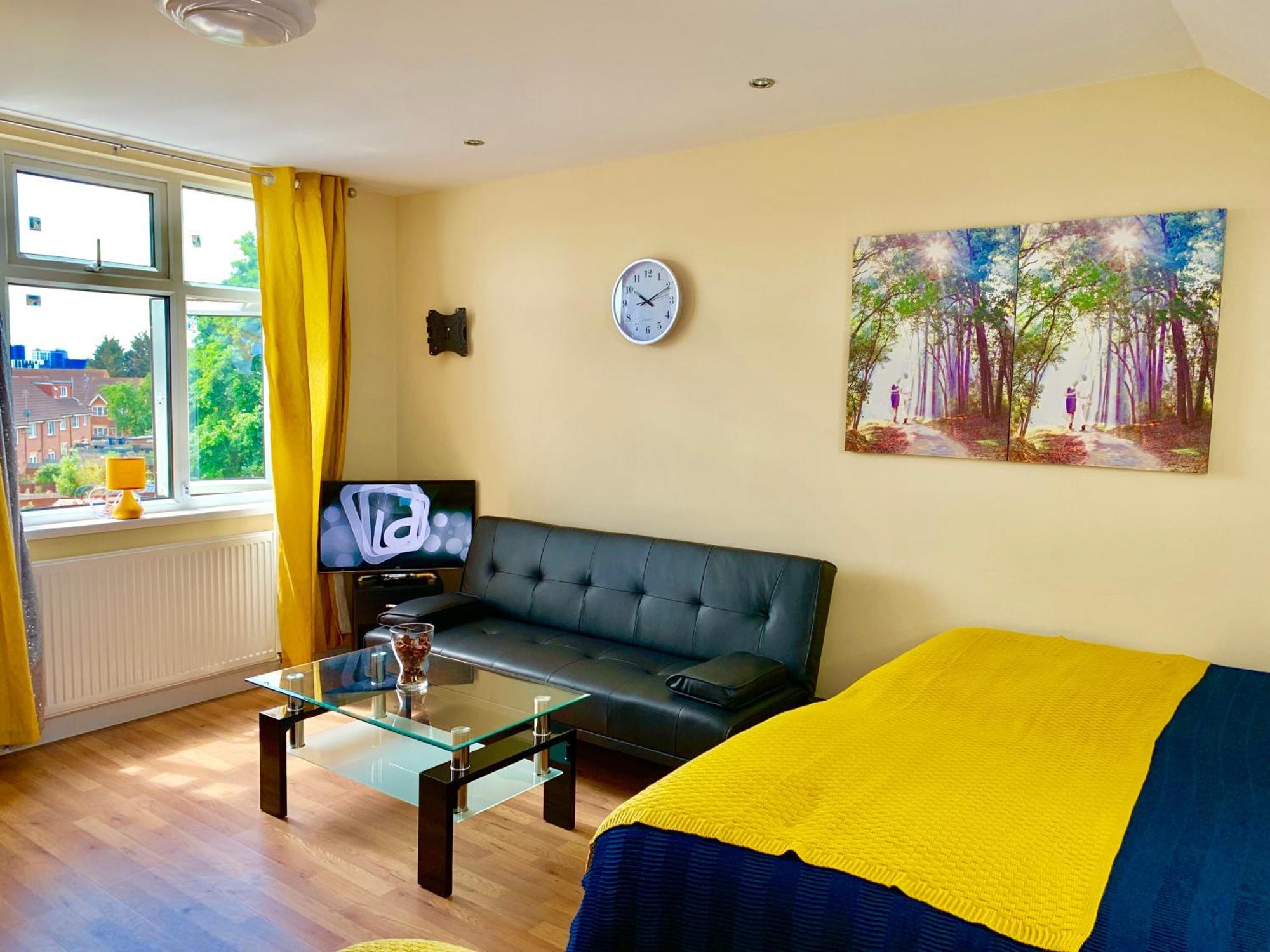 London Studio Apartments, Private Bathroom, Kitchenette, Parking, Np7 Esterno foto