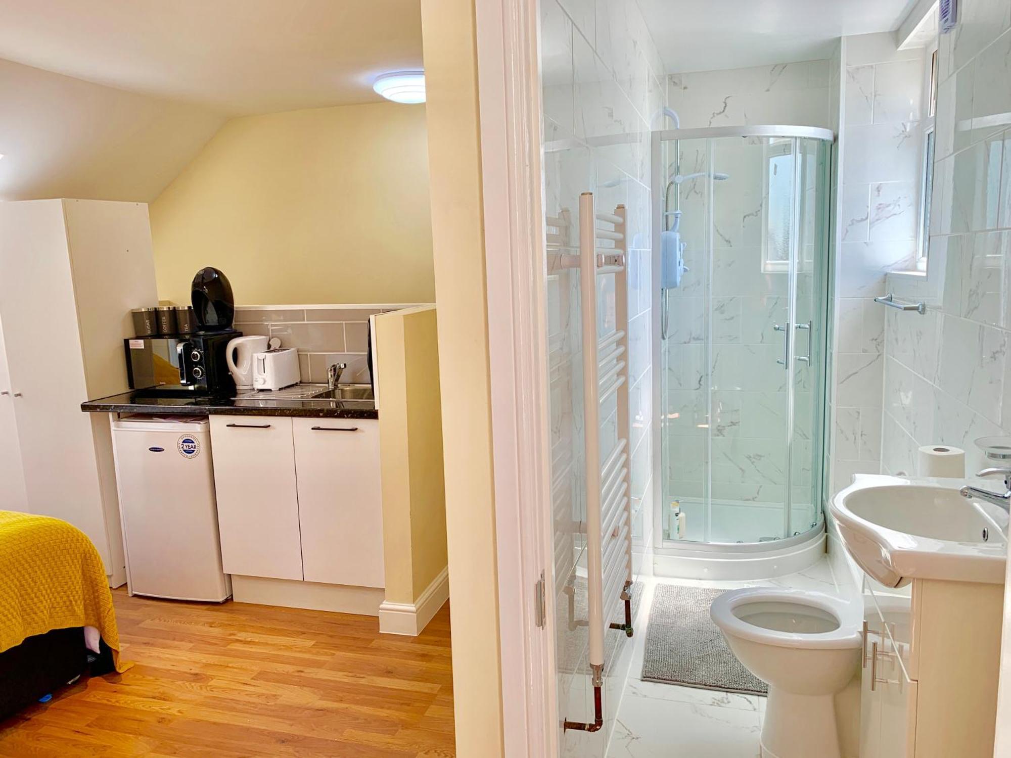 London Studio Apartments, Private Bathroom, Kitchenette, Parking, Np7 Esterno foto