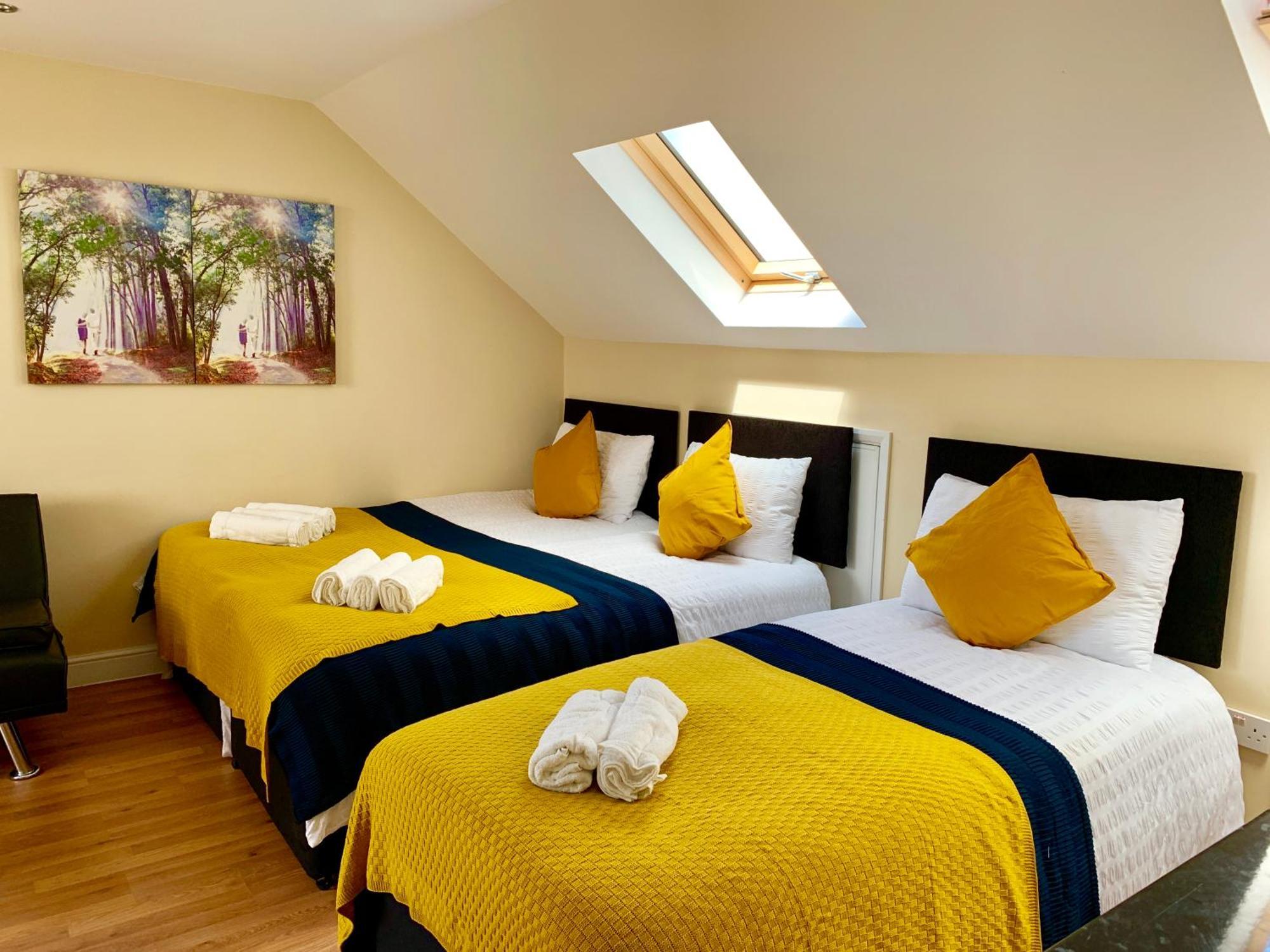 London Studio Apartments, Private Bathroom, Kitchenette, Parking, Np7 Esterno foto