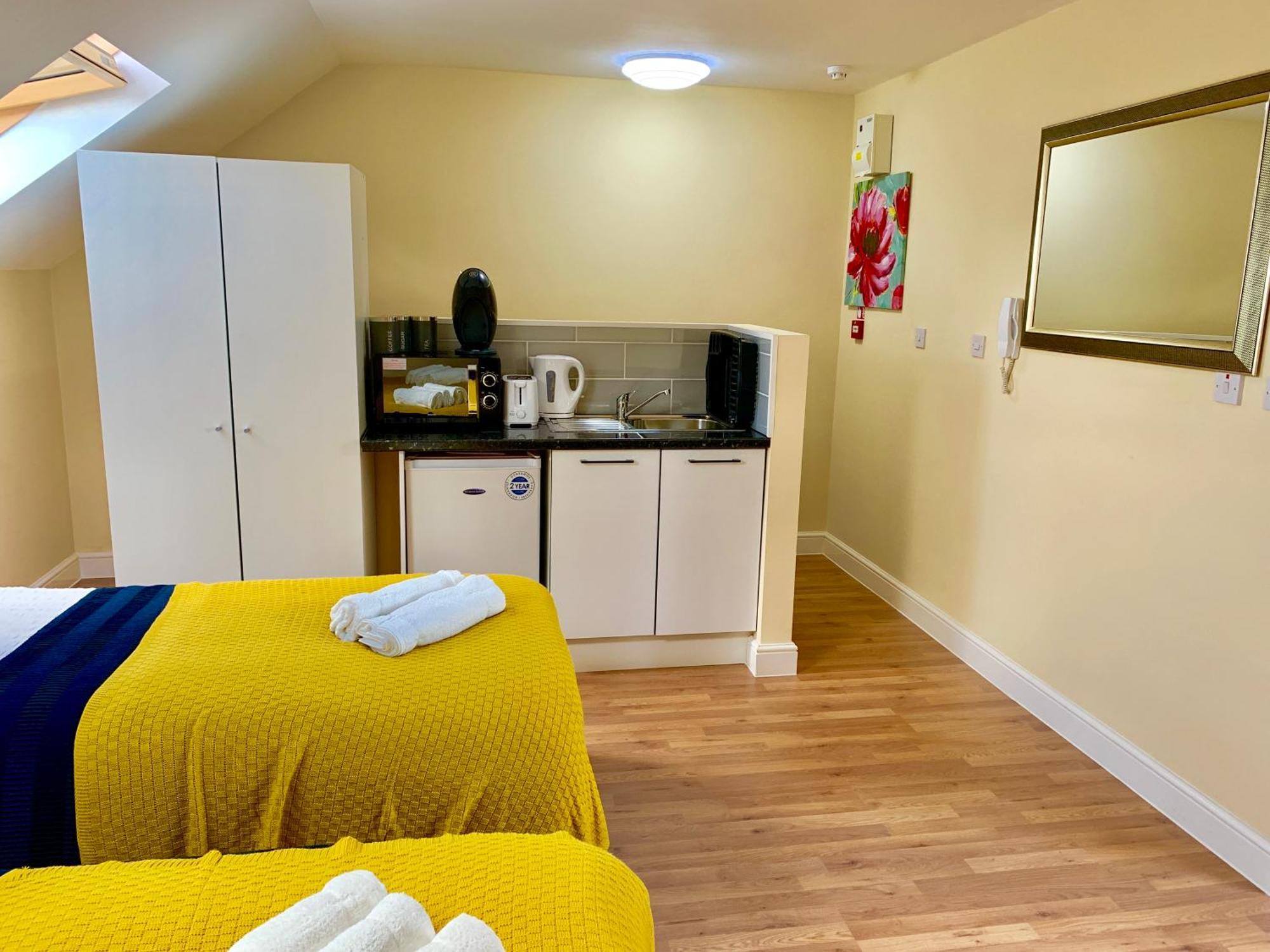 London Studio Apartments, Private Bathroom, Kitchenette, Parking, Np7 Esterno foto