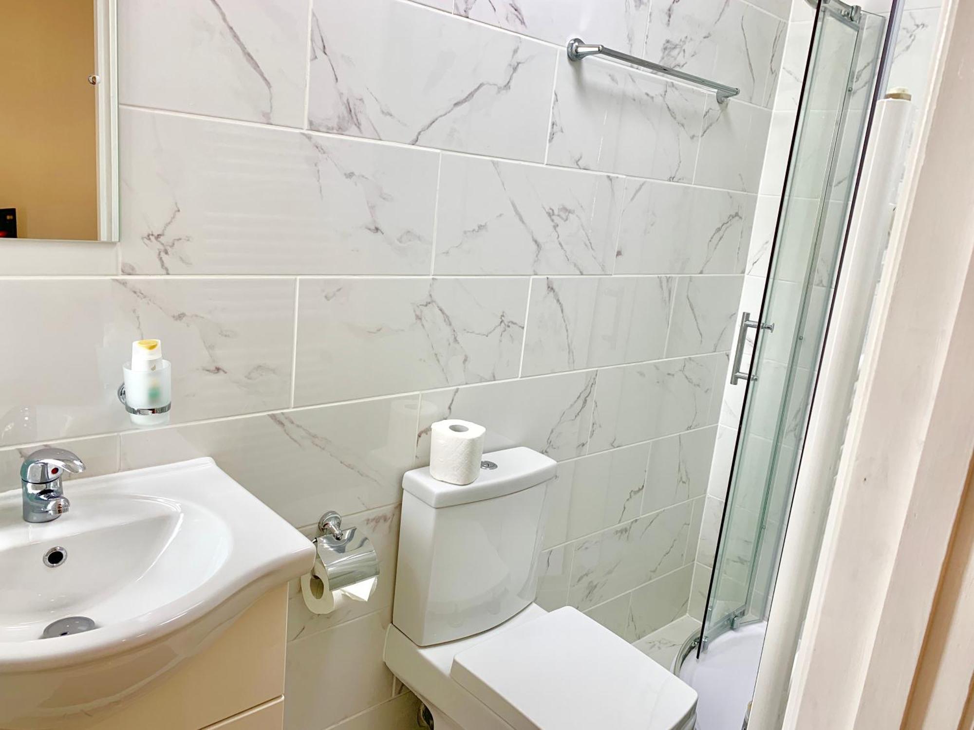London Studio Apartments, Private Bathroom, Kitchenette, Parking, Np7 Esterno foto