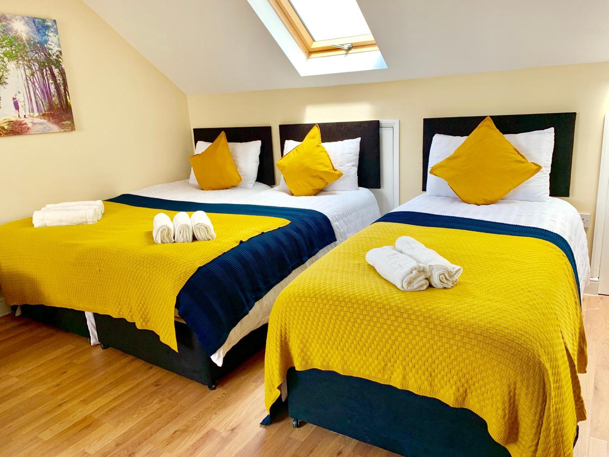 London Studio Apartments, Private Bathroom, Kitchenette, Parking, Np7 Esterno foto
